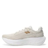 Championes New Balance Fresh Foam X 1080 V13 color beige con logo dorado.