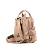 Mochila pequeña color beige con diseño acolchado en forma de rombos, asa corta superior y tiras traseras regulables.