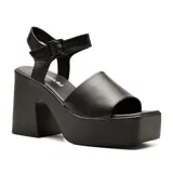 Sandalias negras de vestir con plataforma y taco ancho.