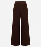 Pantalón wide leg color crudo, de sarga con tiro alto, trabillas, bolsillos delanteros y traseros, y costura vertical delantera.