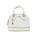 Cartera Guess modelo Lexy, color blanco con estampado del logo de la marca en relieve. Tiene doble asa de mano, correa bandolera ajustable y desmontable, cierre superior con cremallera y dije colgante con forma de corazón.