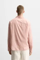 Camisa de manga larga con estampado a cuadros en tonos rosa y blanco.