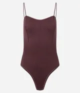 Body femenino de microfibra seamless, color blanco, con escote diferenciado y breteles finos. Presenta una textura sutil en el tejido.