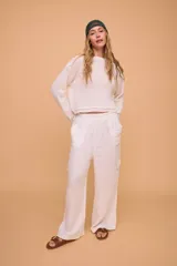 Crop sweater tejido color crudo, de pima cotton, con cuello bote y mangas largas ajustadas con forma semi oxford.