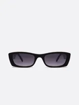 Lentes de sol negros con forma rectangular y lentes degradadas.