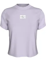 Remera corta color lila de algodón con cuello redondo y logo de Calvin Klein Jeans estampado en el pecho.