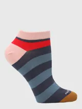 Calcetín corto de algodón con diseño a rayas diagonales en tonos azul marino y azul grisáceo. Presenta bloques de color en el talón (marrón), puntera (marrón), tobillo (rojo y azul oscuro) y borde superior (rosa pálido).