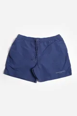 Short de baño liso color azul con cintura elástica ajustable con cordón, bolsillos laterales, tela ligera de secado rápido, suspensor interno y logo estampado.