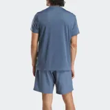 Remera deportiva azul con logo de la marca en el pecho.