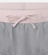 Bermuda deportiva masculina confeccionada en ripstop, color gris claro, con cintura elástica contrastante y lazo interna. Sin estampa, posee bolsillos, encajes laterales y diferencial de bajo reflectiva.