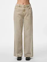 Pantalón jean color arena, de tiro medio, corte wide leg y calce regular. Confeccionado en denim 100% algodón, con diseño clásico de cinco bolsillos y cierre de botón y cremallera.