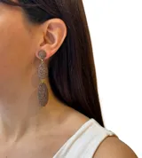 Aros largos colgantes con tres piezas circulares cubiertas de hilos brillantes color bronce.