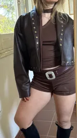 Mini short color marrón chocolate de lycra con pretina doble para ajustar el tiro a gusto.