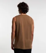 Musculosa blanca de algodón con cuello redondo y corte clásico.