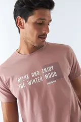 Remera de hombre color ocre con estampado frontal con la frase 'Relax and enjoy the winter mood' y logo de la marca Mistral.