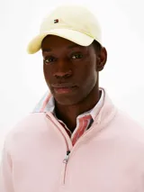 Gorra de béisbol color amarillo claro, de seis paneles, con logo de Tommy Hilfiger bordado en el frente.