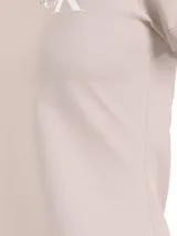Pack de dos remeras Calvin Klein de corte slim, cuello redondo y manga corta. Incluye una remera color beige con logo blanco y una remera blanca con logo negro.