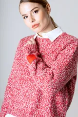 Sweater tejido de punto grueso color rojo y blanco con cuello redondo y puños acanalados.