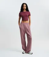 Pantalón recto color rosado, confeccionado en modal, con cintura elástica y ajuste por cordón delantero. Presenta una caída suelta en las piernas y bajo sencillo.