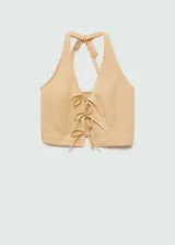 Top color arena con escote halter y lazos ajustables en el frente.