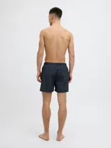 Short de baño azul marino con cintura elástica, cordón ajustable, bolsillos delanteros y trasero. Confeccionado en tejido plano de nylon y poliéster.