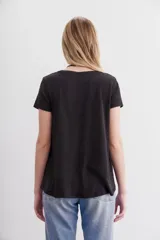 Remera de algodón peruano color terracota, con textura jaspeada, corte holgado y ruedo redondeado e irregular.