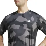 Remera deportiva Adidas Train Essentials con estampado de camuflaje en tonos grises y logo de la marca en blanco.