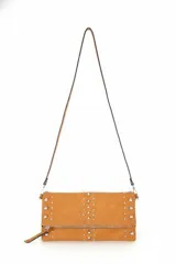 Cartera tipo sobre color marrón, con solapa plegable y detalles de tachas plateadas. Incluye correa fina ajustable para llevar al hombro o cruzada.