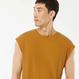 Musculosa color mostaza de tejido de punto canalé, sin mangas y corte recto.