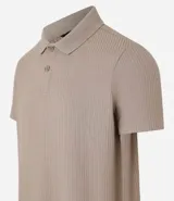 Camisa marrón de corte slim, con cuello polo, cierre de botones y textura acanalada.