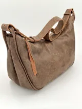 Cartera bandolera marrón de cuero con correa ajustable.