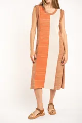 Vestido midi sin mangas, con rayas verticales en tonos naranja, beige y marrón. Confeccionado en tejido de punto suave al tacto.