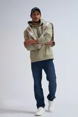 Hoodie deportivo verde con capucha y cordón ajustable.