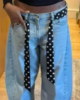 Corbatín negro con lunares blancos de estilo polka dot.