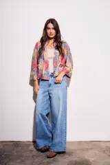 Kimono con estampado floral multicolor, mangas 3/4 y bolsillos laterales.