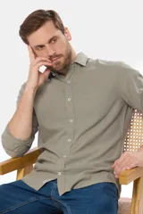 Camisa de lino blanca de manga larga, con bolsillo en el pecho con logo bordado y botones personalizados.