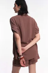 Short negro de tiro alto con pinzas delanteras, bolsillos laterales y ruedo con dobladillo.