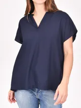 Blusa blanca de mangas cortas con escote en V.