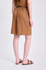 Bermuda casual de lino color tostado, con pinzas en la cintura y bolsillos laterales.