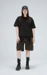 Bermuda cargo unisex con bolsillos laterales con tapa, corte oversize y proceso de desgaste. Confeccionada en rústico de algodón color negro con efecto degradado.