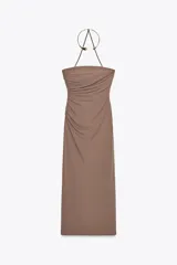 Vestido midi marrón de tejido de punto con escote recto y hombros descubiertos. Presenta detalle de collar metálico con aplicación de joyas, forro interior, bajo con abertura en la espalda, frunces en el tejido y cierre con cremallera oculta en la costura.