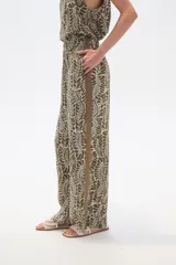 Pantalón de lyocell con estampado abstracto en tonos beige y negro, corte palazzo y cintura elastizada.