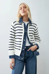 Chaqueta tejida a rayas horizontales color blanco y azul marino, con cuello y detalles en denim.