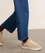 Championes casuales color beige, confeccionados en poliuretano con cordones y recortes.