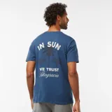 Camiseta azul de manga corta con estampado pequeño en el pecho que dice 'In Sun We Trust Altagracia'.