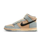 Championes Nike Dunk Hi Retro SE de caña alta, color chocolate con detalles en gris y negro. Confeccionados en gamuza y lona. Logo de Nike en los laterales.