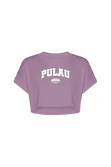 Remera corta violeta con estampa blanca que dice "Pulau University".