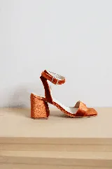 Sandalias de fiesta con tira ancha en terciopelo verde pistacho con brillo, taco de 7cm y horma normal. Hechas en Uruguay.