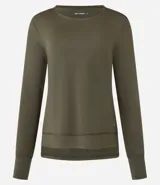 Remera deportiva color verde militar, de microfibra, con cuello redondo y mangas largas.
