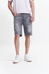 Bermuda de jean celeste con corte relaxed, basta desflecada, pasacintos y confección 100% algodón.
